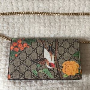 Gucci blooms small purse with chain.